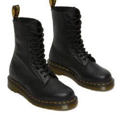 Dr. Martens Bottines1490 Virginia NoirDr Martens Femme 1490 Virginia Noir -Magasin De Chaussures De Mode 1841601 3