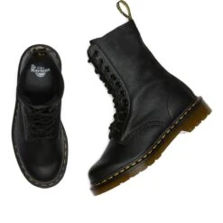 Dr. Martens Bottines1490 Virginia NoirDr Martens Femme 1490 Virginia Noir -Magasin De Chaussures De Mode 1841601 5
